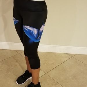 Dolphin Print active leggings (capri length)
